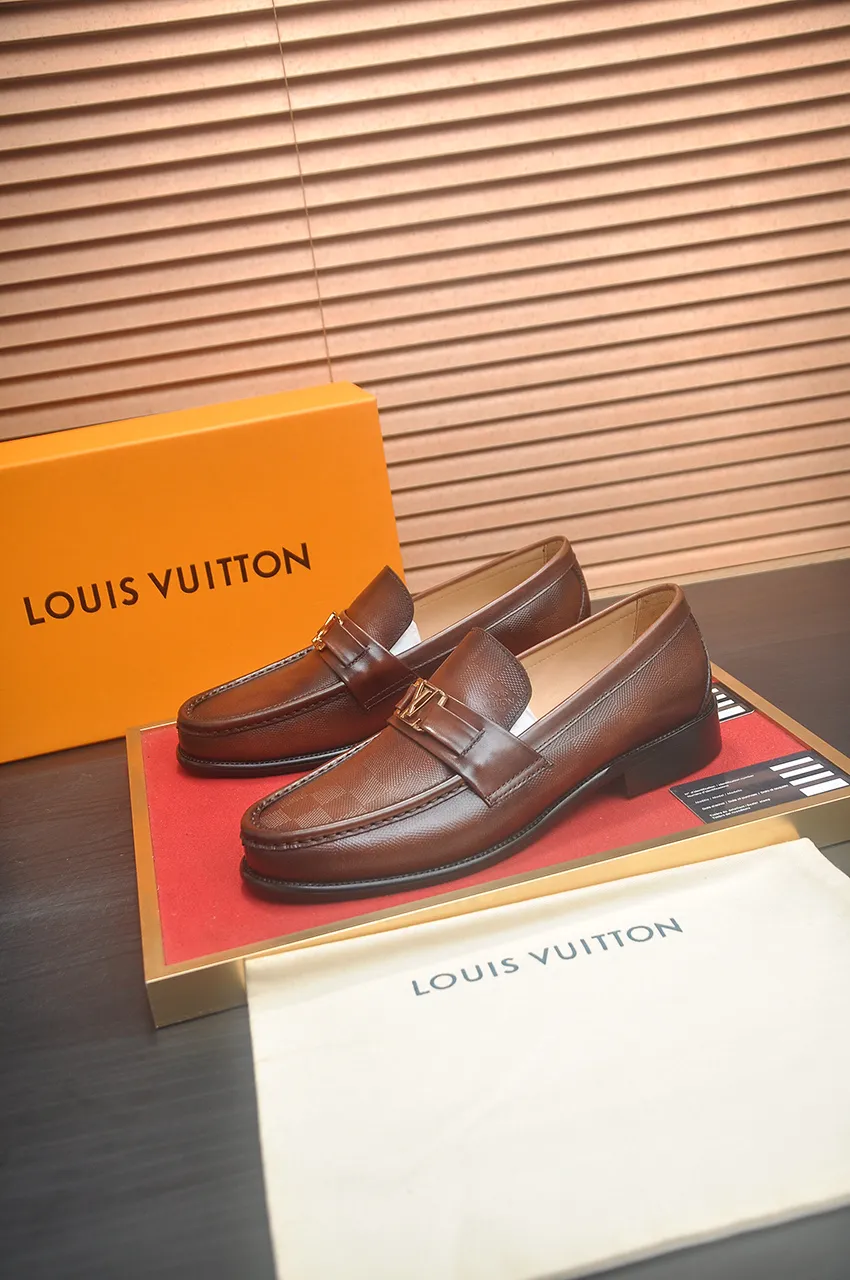 Men's men's shoes 💰540💶 [LV] (original single cowhide lining) 🍀LV's latest genuine leather business suit shoes are launched simultaneously on the official website. The first-layer cowhide imported from Italy is made of heavy gold, 💥official website 1:1 rubber outsole. Versatile to wear, high-end without losing class, and the color combination is extraordinary. This four-season style is alluring when worn on your feet, showing off your big-name flair. Standard code 39-45 (45 customized)